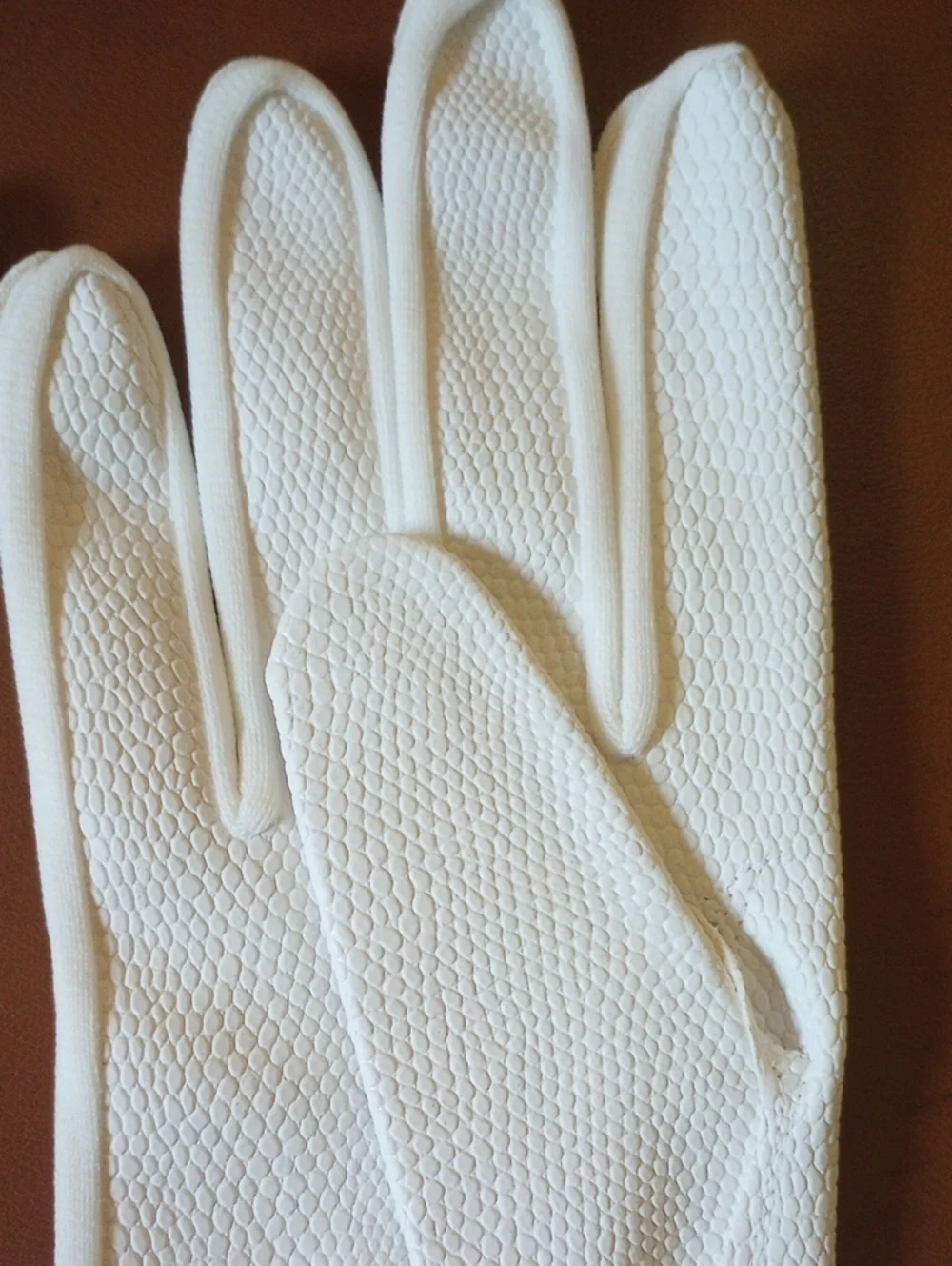 LIKE NEW Vintage Retro Neutral White Faux Pebbled Leather Gloves